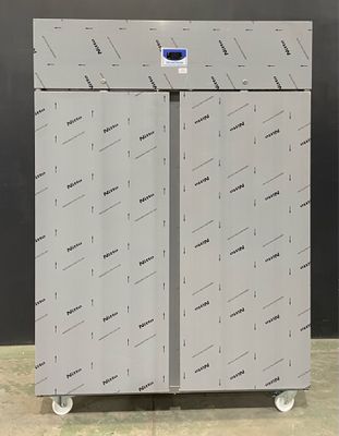 une image représentant une armoire métallique surmontée d'une lumière bleue