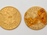 gros plan de deux pièces d'or sur une surface blanche