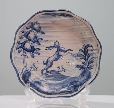 TALAVERA, Espagne. Plat creux en faïence à décor de lapin en…