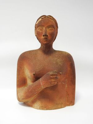statue d'une femme portant un bandeau sur la tête et les bras croisés