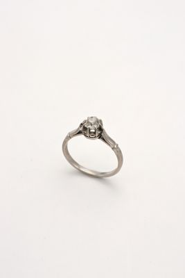 gros plan d'une bague en diamant sur une surface blanche