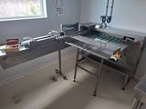 une photo d'une cuisine professionnelle équipée d'un tapis roulant
