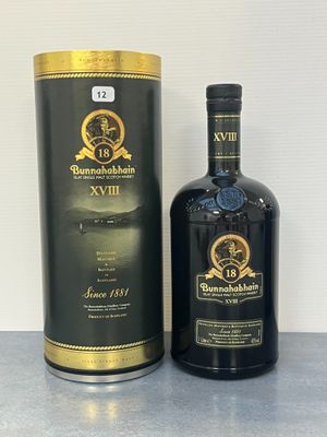 une bouteille de whisky posée à côté d'un bidon sur une table