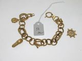 un bracelet en or orné de breloques et muni d'une étiquette de prix