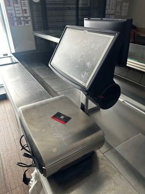 une photo d'un ordinateur portable sur un tapis roulant dans un aéroport