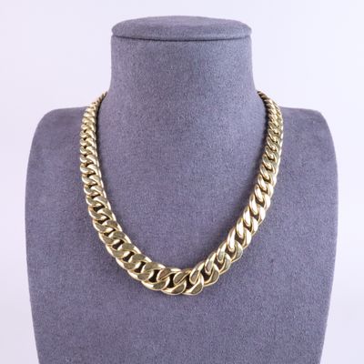 un collier à chaîne en or sur un mannequin mannequin mannequin mannequin mannequin mannequin mannequin mannequin mannequin mannequin