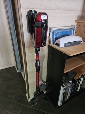 Lot comprenant un aspirateur ROWENTA X-FORCE FLEX, un micro-ondes...