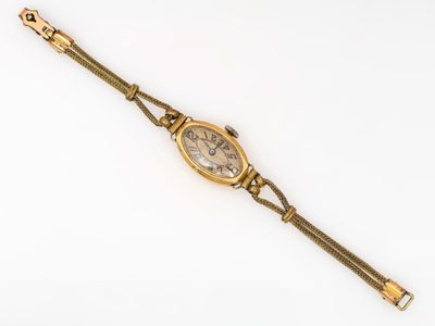 une montre-bracelet ancienne en or avec des chiffres romains et des chiffres romains