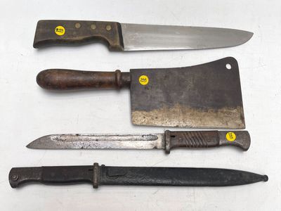 trois types de couteaux différents sont présentés sur une surface blanche