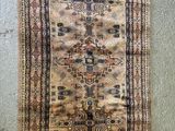 un gros plan d'un tapis accroché au mur