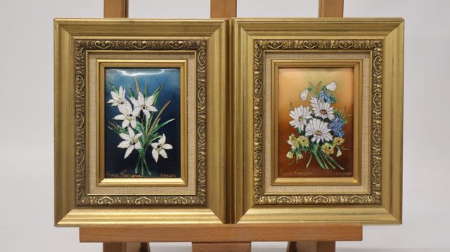 LIMOGES – Paires d’émaux « Bouquets de fleurs ». Signée FRANCOISE...