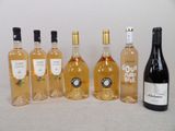 plusieurs bouteilles de vin sont alignées sur une table