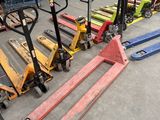 de nombreuses palettes alignées dans un entrepôt
