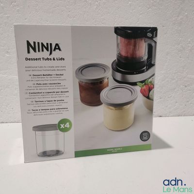 une boîte contenant un mixeur, posée sur une table