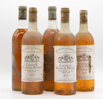quatre bouteilles de vin posées les unes à côté des autres sur une surface blanche