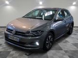 La Volkswagen e-Golf est garée sur un sol à damier