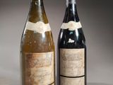 deux bouteilles de vin posées l'une à côté de l'autre sur une table