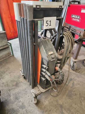 une image d'une machine à souder dans un garage