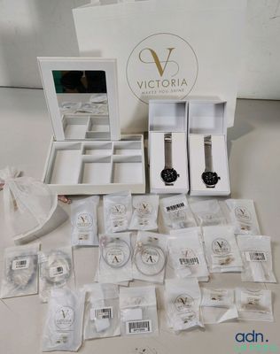 beaucoup de montres dans la boîte posée sur la table