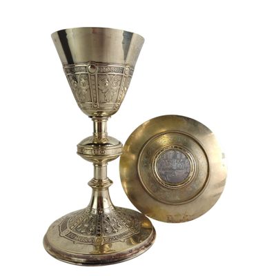 une coupe en argent et une assiette en argent sur fond blanc