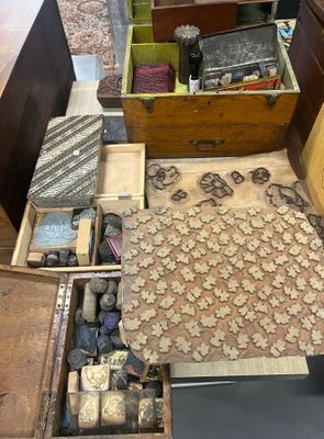 beaucoup de vieux objets qui traînent par terre
