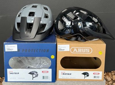 deux casques posés sur des cartons, eux-mêmes posés sur une table
