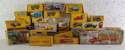 une pile de camions miniatures et d'autres jouets posés sur une table