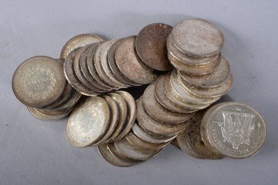 une pile de pièces de monnaie posée sur une table