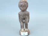 une petite figurine représentant un garçon à la petite tête