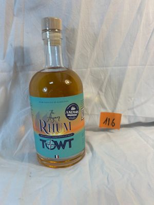 une bouteille de rhum posée sur un drap blanc