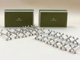 une multitude de petits objets métalliques posés sur une table
