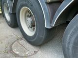 un gros camion garé sur le bord de la route