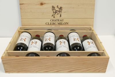 six bouteilles de vin dans un coffret en bois