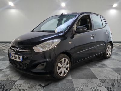 la photo d'une voiture noire garée dans un garage