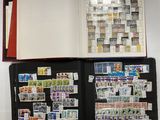 un livre ouvert avec des timbres, posé sur une table