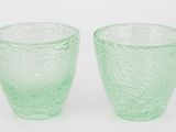 une paire de verres verts sur fond blanc
