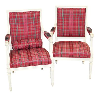 Paire de FAUTEUILS en bois mouluré laqué blanc, dossier droi…