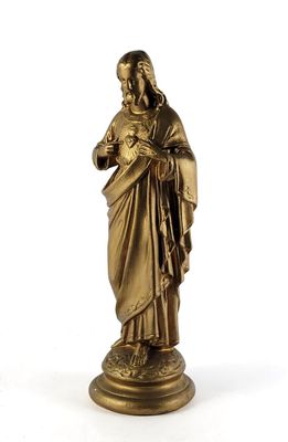 une statue en or représentant une femme tenant un bébé dans ses bras