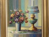 un tableau représentant un vase de fleurs et une lampe posés sur une table