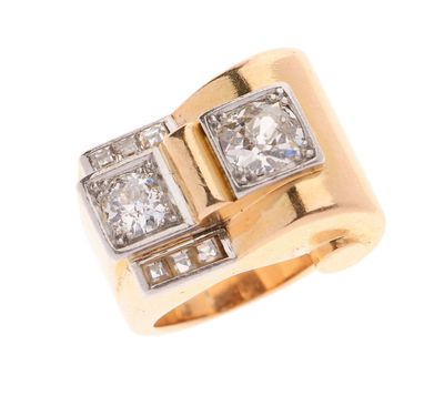gros plan d'une bague en diamant sur fond blanc