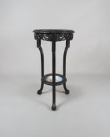 Guéridon tripode à tablette d'entre-jambe, en bois mouluré, … (photo 4)
