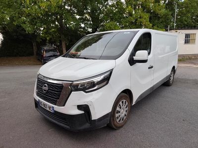 la camionnette blanche est garée sur le parking à côté des arbres