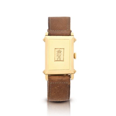 une photo d'une montre-bracelet plaquée or avec un bracelet en cuir marron