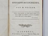 un livre ouvert posé sur une table, sur fond blanc