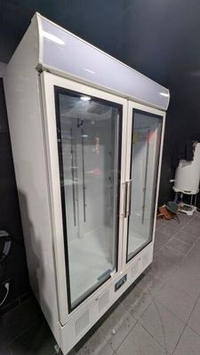 un réfrigérateur qui se trouve dans le coin d'une pièce