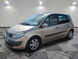 la photo d'une petite voiture argentée garée dans un garage