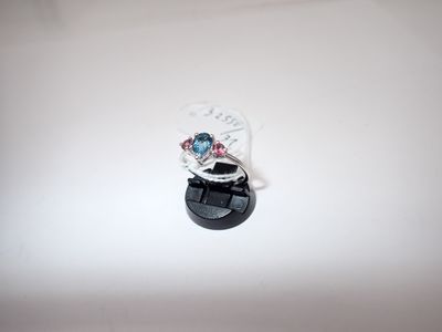 un anneau posé sur un objet noir