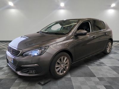 la voiture grise est garée sur un sol en damier dans le garage