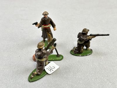 Lot de soldats en plomb peint comprenant trois goumiers maro…