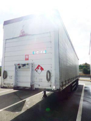 un camion blanc qui roule sur la route